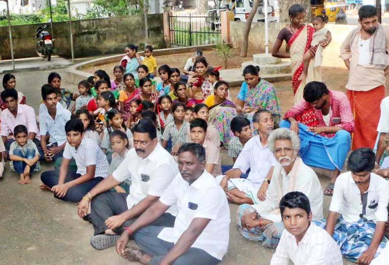 பள்ளி மாணவர்களுடன் கோட்டாட்சியர் அலுவலகத்தை பொதுமக்கள் முற்றுகை