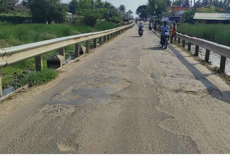 பேராவூரணியில் சேதமடைந்த சாலை சீரமைப்பு