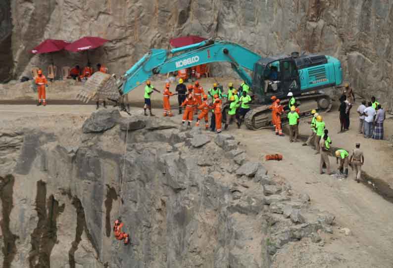 தேசிய பேரிடர் குழுவினர் கயிறு கட்டி உடலை மீட்டனர்: நெல்லை கல்குவாரி பாறைகளுக்கு இடையே சிக்கிய மேலும் ஒருவர் பலி