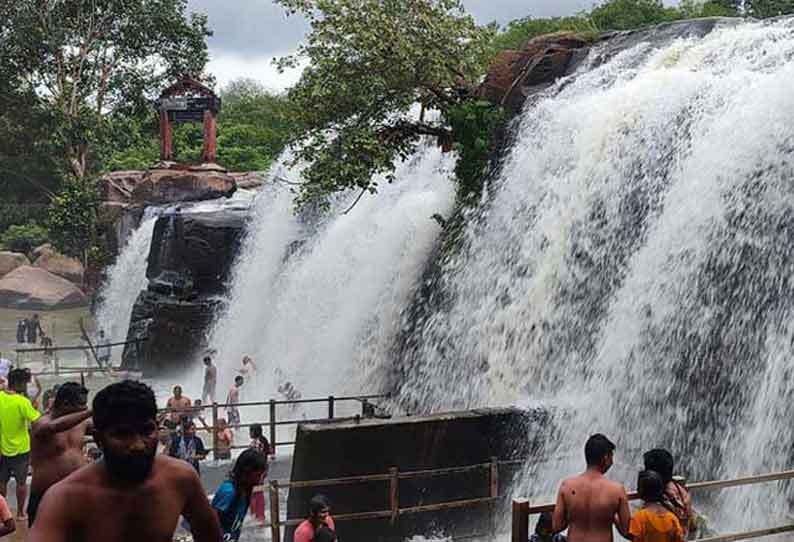 கோடைவிடுமுறையில் சுற்றுலாத்தலங்களுக்கு படையெடுக்கும் மக்கள்;திற்பரப்பு அருவியில் உற்சாக குளியல்