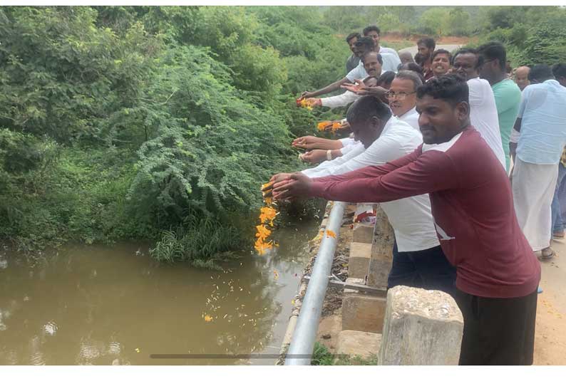 கர்நாடக, ஆந்திர மாநிலங்களில் மழை:மார்க்கண்டேயன் நதிக்கு தண்ணீர் வந்தது-பொதுமக்கள் மலர்தூவி வரவேற்றனர்