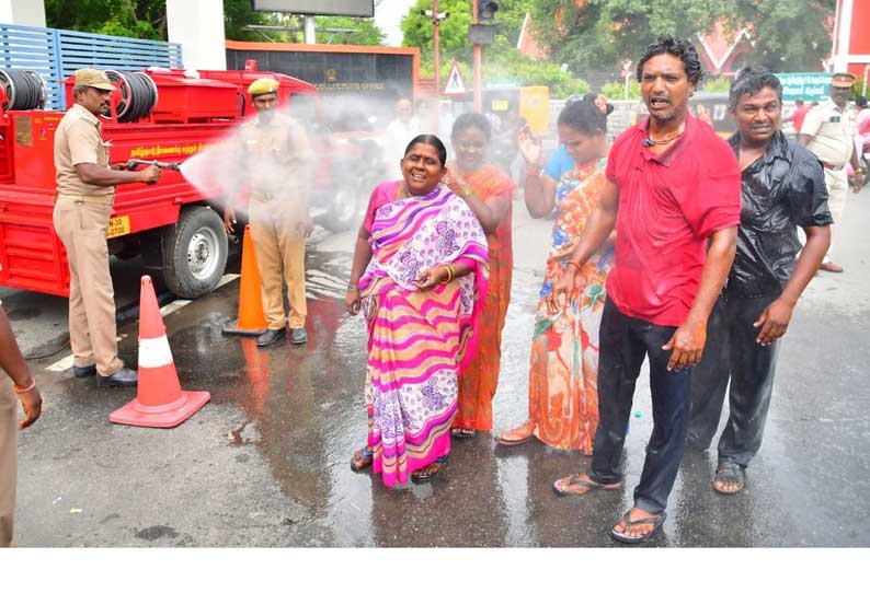 சேலம் கலெக்டர் அலுவலகம் முன்பு தம்பதி உள்பட 6 பேர் தீக்குளிக்க முயற்சி