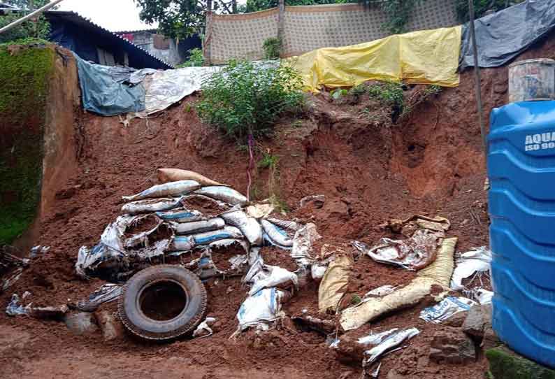 கூடலூர், பந்தலூர் பகுதியில் தொடர் மழை: தடுப்புச்சுவர் இடிந்து விழுந்து வீடு சேதம்