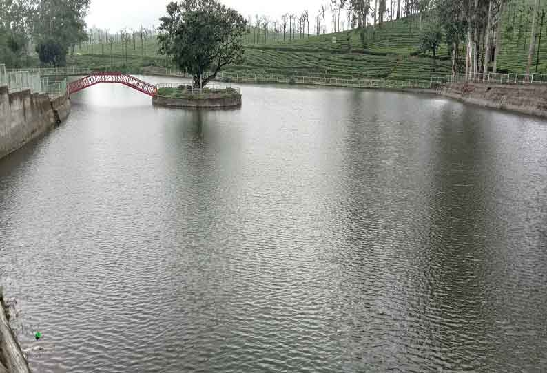 வால்பாறையில் படகு இல்லம் பயன்பாட்டுக்கு வருமா? என சுற்றுலா பயணிகள் எதிர்பார்த்து உள்ளனர்.