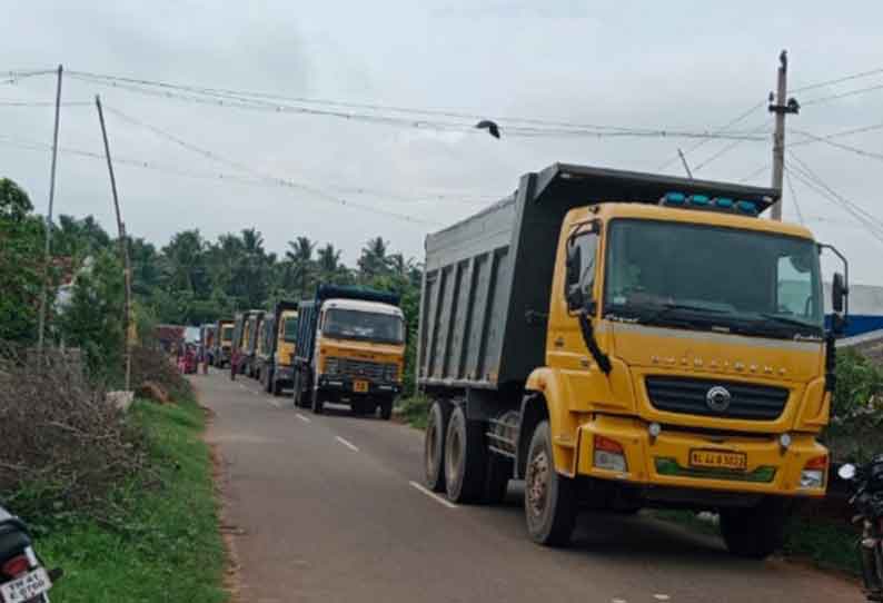 அதிவேகமாக இயக்கிய லாரிகளை சிறைபிடித்து போராட்டம்