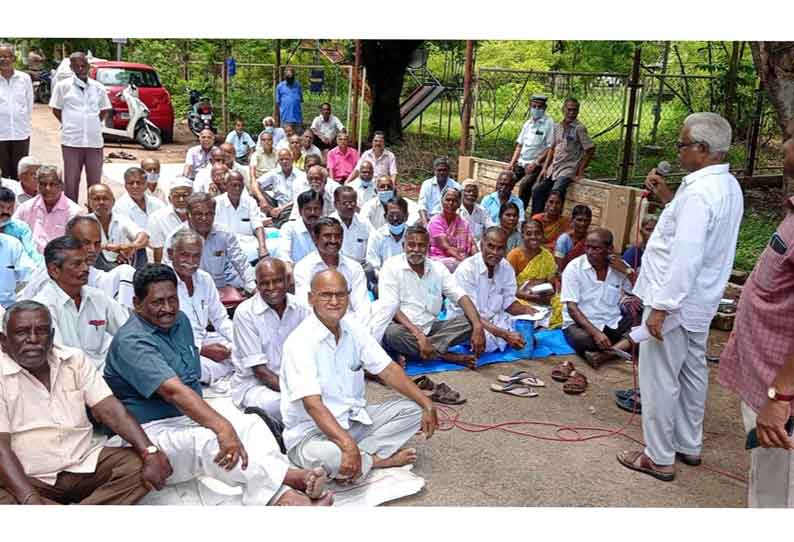 தர்மபுரி கலெக்டர் அலுவலகம் முன்பு ஓய்வூதியர் கூட்டமைப்பினர் தர்ணா போராட்டம்