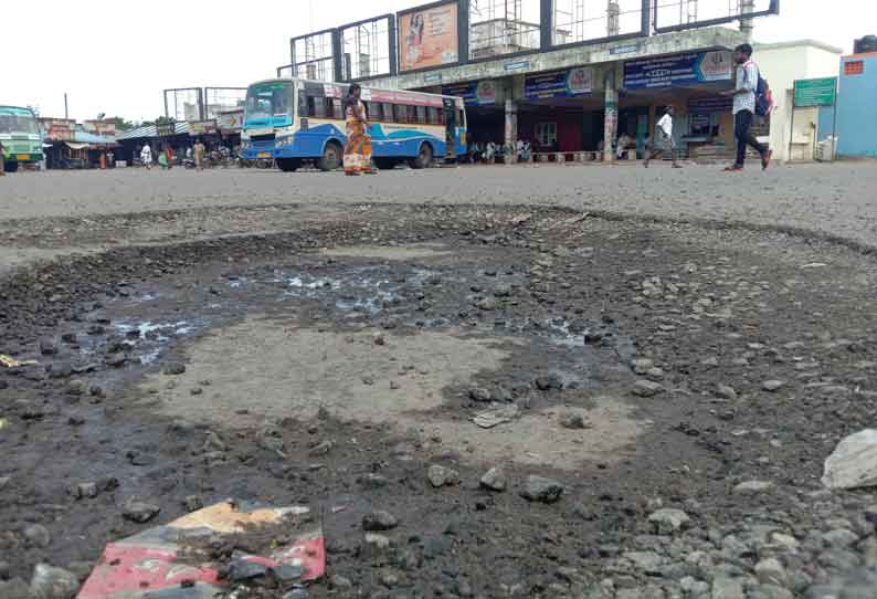 மழை காலங்களில் குளமாக மாறும் நாகை புதிய பஸ் நிலையம்