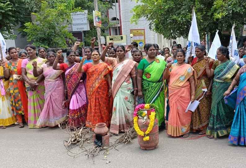 சிலிண்டருக்கு மாலை அணிவித்து மாதர் சங்கத்தினர் ஆர்ப்பாட்டம்