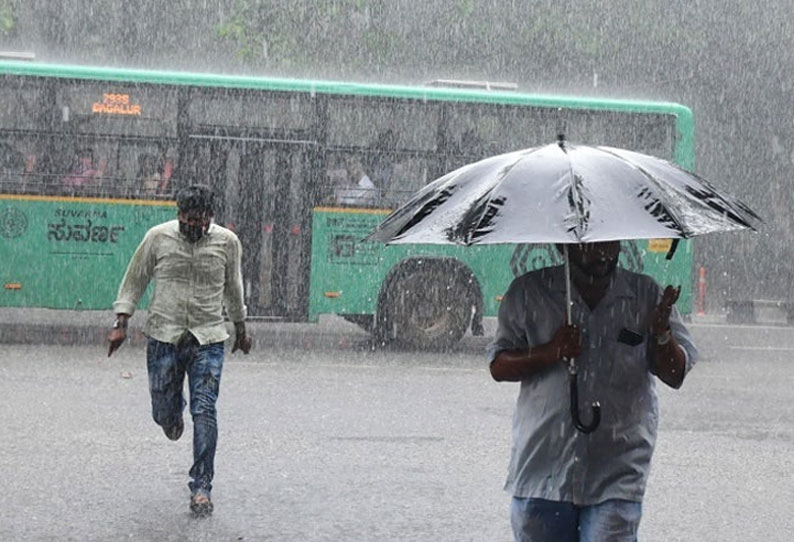 தொடர் கனமழை எதிரொலி: கடலோர மாவட்டங்களுக்கு இன்று ‘ரெட் அலர்ட்’ தொடர் கனமழை எதிரொலி: கடலோர மாவட்டங்களுக்கு இன்று ‘ரெட் அலர்ட்’