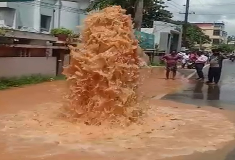 தக்கலை அருகே குடிநீர் குழாய் உடைந்து வீணாகும் தண்ணீர்....!