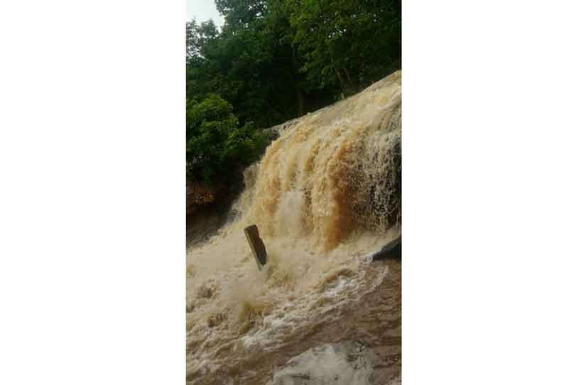 பீமன் நீர்வீழ்ச்சியில் ஆர்ப்பரித்து கொட்டும் மழைநீர்