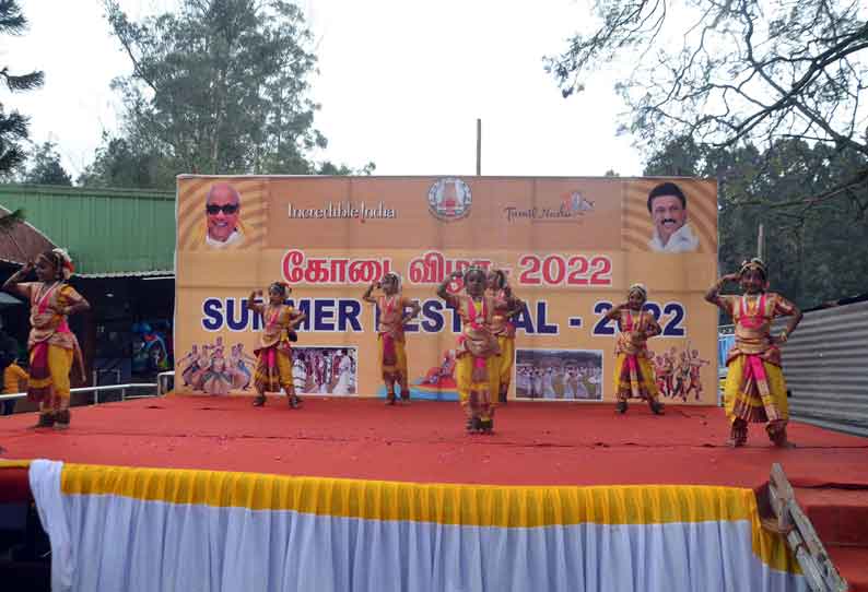 கோடை விழாவையொட்டி ஊட்டி படகு இல்லத்தில் மாணவிகள் நடனம் ஆடி அசத்தல் கோடை விழாவையொட்டி ஊட்டி படகு இல்லத்தில் மாணவிகள் நடனம் ஆடி அசத்தல்