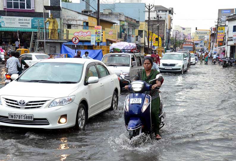 நாமக்கல்லில் பலத்த மழை: சாலைகளில் பெருக்கெடுத்து ஓடிய வெள்ளம் வாகன ஓட்டிகள் அவதி