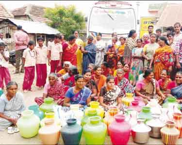 தா.பேட்டை அருகே குடிநீர் கேட்டு காலி குடங்களுடன் கிராம மக்கள் சாலை மறியல் போக்குவரத்து பாதிப்பு