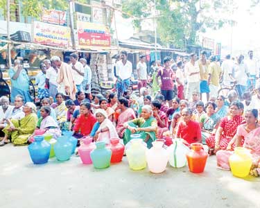 வெம்பாக்கம் அருகே குடிநீர் வழங்கக்கோரி காலிகுடங்களுடன் பொதுமக்கள் சாலை மறியல் போக்குவரத்து பாதிப்பு