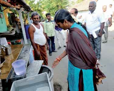 அவினாசி, ராக்கியாபாளையத்தில் உள்ள ரேஷன் கடைகளில் கலெக்டர் ஆய்வு