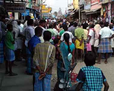 வங்கியில் பணம் வழங்கப்படாததை கண்டித்து தியாகதுருகம், அனந்தபுரத்தில் பொதுமக்கள் சாலை மறியல் போக்குவரத்து பாதிப்பு