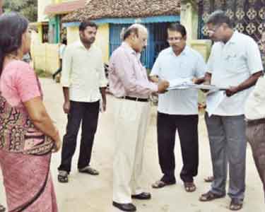 பாபநாசம் தாலுகாவில் குடும்ப அட்டை கணக்கெடுக்கும் பணி மாவட்ட வருவாய் அலுவலர் ஆய்வு