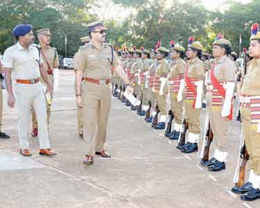 நாகர்கோவிலில் ஆயுதப்படை பிரிவில் போலீஸ் டி.ஐ.ஜி. ஆய்வு தினமும் உடற்பயிற்சி செய்ய போலீசாருக்கு அறிவுரை