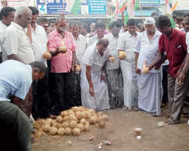 கோவில்பட்டி தினசரி மார்க்கெட்டில் வியாபாரிகள் 2–வது நாளாக கடையடைப்பு த.மா.கா.வினர் நூதன போராட்டம்