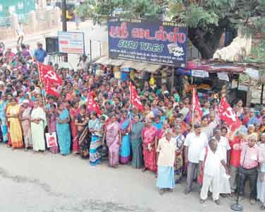 செங்கோட்டை தாலுகா அலுவலகத்தில் தேசிய ஊரக திட்ட தொழிலாளர்கள் முற்றுகை 100 நாட்கள் முழுமையாக வேலை கேட்டு போராட்டம்