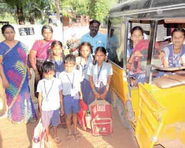 பஸ் வசதி இல்லாத கிராமத்தில் மாணவர்களை இலவசமாக ஆட்டோவில் அழைத்து வந்து பாடம் கற்பிக்கும் ஆசிரியர்கள் கிராம மக்கள் பாராட்டு