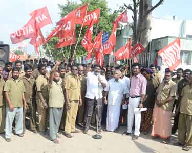 போக்குவரத்து துறை அலுவலகம் முன்பு  ஆட்டோ தொழிலாளர்கள் ஆர்ப்பாட்டம்