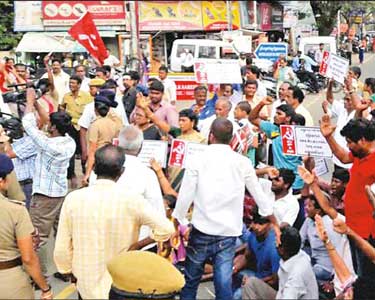 மத்திய அரசை கண்டித்து மார்க்சிஸ்ட் கம்யூனிஸ்டு கட்சியினர் ஆர்ப்பாட்டம்-சாலை மறியல் 50 பேர் கைது