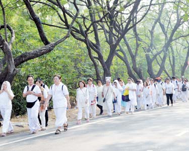 மகாதீப தரிசனம் நிறைவு: மலையை சுற்றி வெளிநாட்டு பக்தர்கள் கிரிவலம்