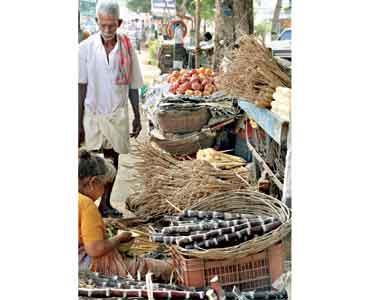 பொங்கல் பண்டிகையை முன்னிட்டு கரும்பு, பனங்கிழங்கு விற்பனை மும்முரம்