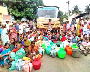 வடமதுரை அருகே குடிநீர் கேட்டு காலிக்குடங்களுடன் கிராம மக்கள் சாலை மறியல் அரசு பஸ் சிறைபிடிப்பு