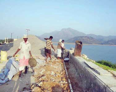 ரூ.8 கோடியே 60 லட்சம் செலவில் ஆழியாறு அணையில் பராமரிப்பு பணிகள் மும்முரம்