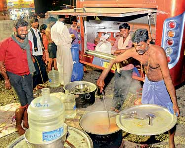 மதுரை மீனாட்சி அம்மன் எல்லீஸ்நகர் வாகன காப்பகத்தில் அலைமோதும் அய்யப்ப பக்தர்கள் கூட்டம் சாலையோர கடைகளில் களைகட்டும் வியாபாரம்