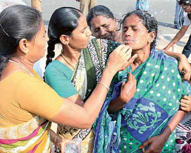 இலங்கை சிறையில் உள்ள மீனவர்களை விடுவிக்கக்கோரி பாம்பன் மீனவர்கள் காலவரையற்ற வேலைநிறுத்தம் ஆர்ப்பாட்டத்தில் ஈடுபட்டனர்