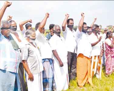 டெல்டா பகுதிகளை வறட்சி பாதித்த மாவட்டங்களாக அறிவிக்க வலியுறுத்தி வாயில் கருப்பு துணி கட்டி விவசாயிகள் போராட்டம்