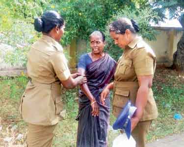 கோவில்பட்டி உதவி கலெக்டர் அலுவலகத்தில் தீக்குளிக்க முயன்ற கணவன்– மனைவி கைது