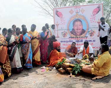 திருவண்ணாமலை அருகே ஜெயலலிதாவின் ஆத்மா சாந்தியடைய மோட்ச தீப வழிபாடு