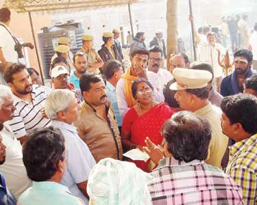 ஓசூர் நீலமேக நகரில் மாரியம்மன் கோவில் முன்பு ஆக்கிரமிப்பு கட்டிடம் இடிப்பு பொதுமக்கள் எதிர்ப்பால் பரபரப்பு