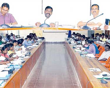 வளர்ச்சி திட்ட பணிகள் குறித்த ஆய்வு கூட்டம் கலெக்டர் சுப்பிரமணியன் தலைமையில் நடந்தது