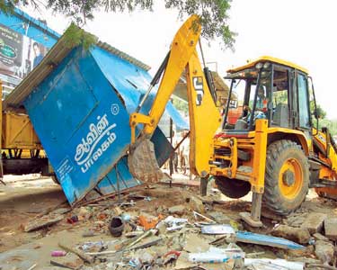 நெல்லையில் ஆக்கிரமிப்பு கடைகள் அகற்றம்  நெடுஞ்சாலைத்துறையினர் நடவடிக்கை