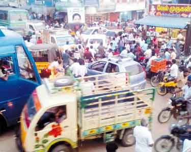 கறம்பக்குடி அம்மா சந்தையில் அலைமோதும் மக்கள் கூட்டம் கடும் போக்குவரத்து நெருக்கடி