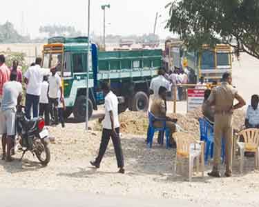 மாயனூரில் மணல் வழங்க கோரி அலுவலகங்களுக்கு தீ வைத்து கலவரத்தை தூண்டியதாக 20 பேர் கைது