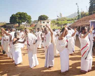 ஊட்டி அருகே இறந்த முன்னோர்களுக்கு பாரம்பரிய நடனமாடி அஞ்சலி செலுத்திய கோத்தர் இன மக்கள்