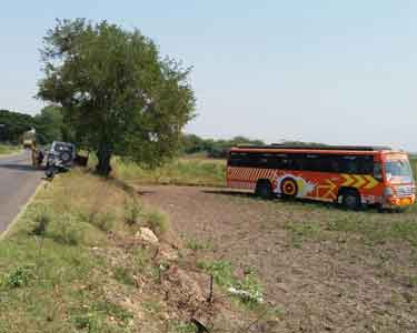 மோட்டார் சைக்கிளில் மோதிய தனியார் பஸ் வயலில் இறங்கியது; மாணவர் உள்பட 3 பேர் காயம்