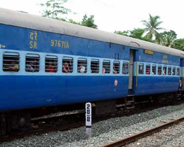 குடியாத்தம் அருகே பெட்டிகள் தனியாக கழன்றதால் நிலக்கரி ஏற்றிய ரெயில் நடுவழியில் நிறுத்தம் பிருந்தாவன் எக்ஸ்பிரஸ் 3 மணி நேரம் தாமதம்