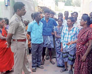 லஞ்சம், அலட்சிய போக்கால் அரசு மருத்துவமனையில் பிறந்து 4 நாட்கள் ஆன ஆண் குழந்தை சாவு டாக்டர்கள் மீது பெற்றோர் புகார்