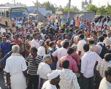 நாமகிரிப்பேட்டை அருகே அடிக்கடி விபத்து: வேகத்தடை அமைக்க கோரி பொதுமக்கள் சாலைமறியல் போக்குவரத்து பாதிப்பு