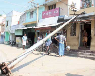 காங்கேயநல்லூர் கோவில் அருகே உயர்கோபுர மின்விளக்கு நடுரோட்டில் விழுந்தது அதிர்ஷ்டவசமாக யாருக்கும் காயம் ஏற்படவில்லை