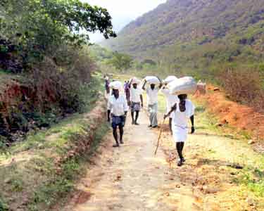 வருசநாடு அருகே சாலை வசதி இல்லாததால் அவதிப்படும் கிராம மக்கள்