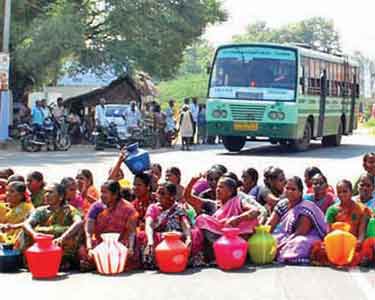 திருவள்ளூர் அருகே மின்சாரம், குடிநீர் வழங்கக்கோரி பொதுமக்கள் சாலை மறியல்